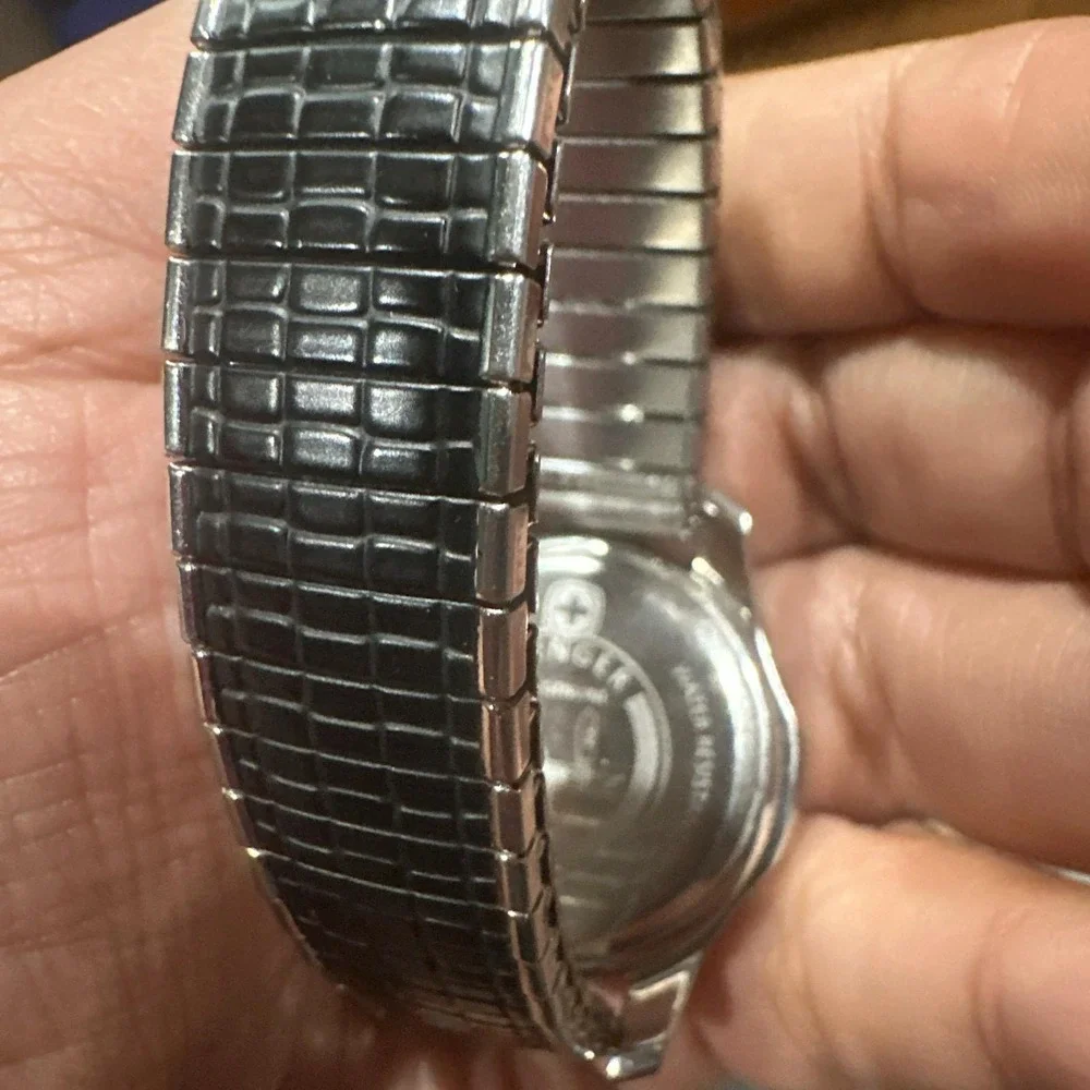 Runs Wenger Silver Tone Gray Dial Black Stretch Band Analog Watch 0922040 Unisex